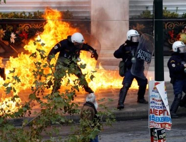 Κουκουλοφόροι καίνε και τρομοκρατούν το κέντρο της Αθήνας «στη μνήμη» του ληστή Ζακ Κωστόπουλου